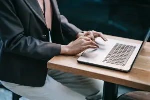 Antyczne biurko typu sekretarzyk odmieni każde wnętrze