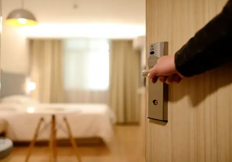 Wyposażenie łóżka hotelowego – pościele, poduszki, kołdry hotelowe